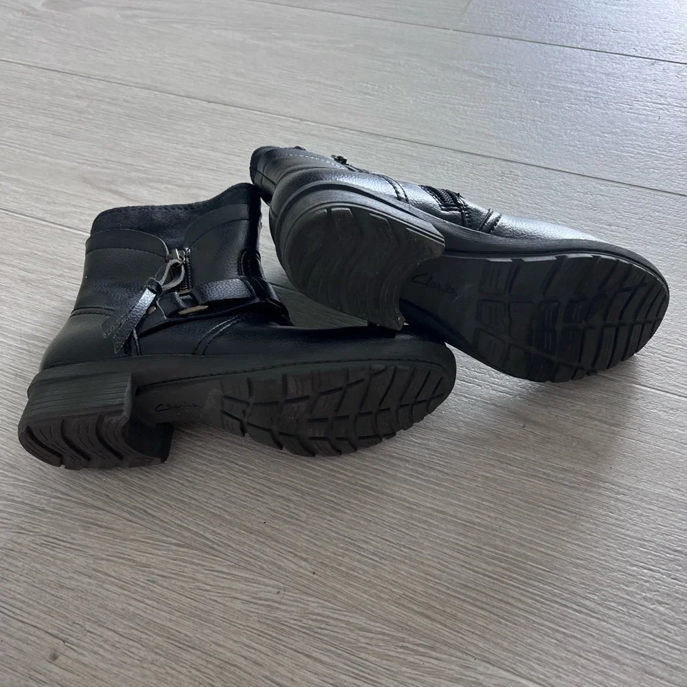 Clarks soft cushion ankle boots. Size 7M. Black - Picture 7 of 10